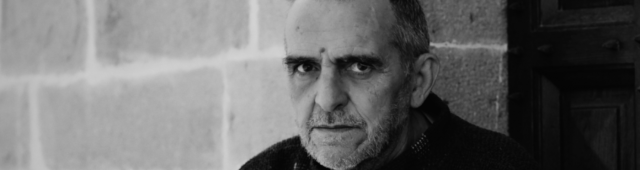 moltitudine in cadenza, percuotendo