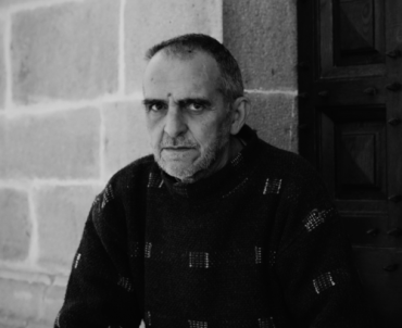 moltitudine in cadenza, percuotendo